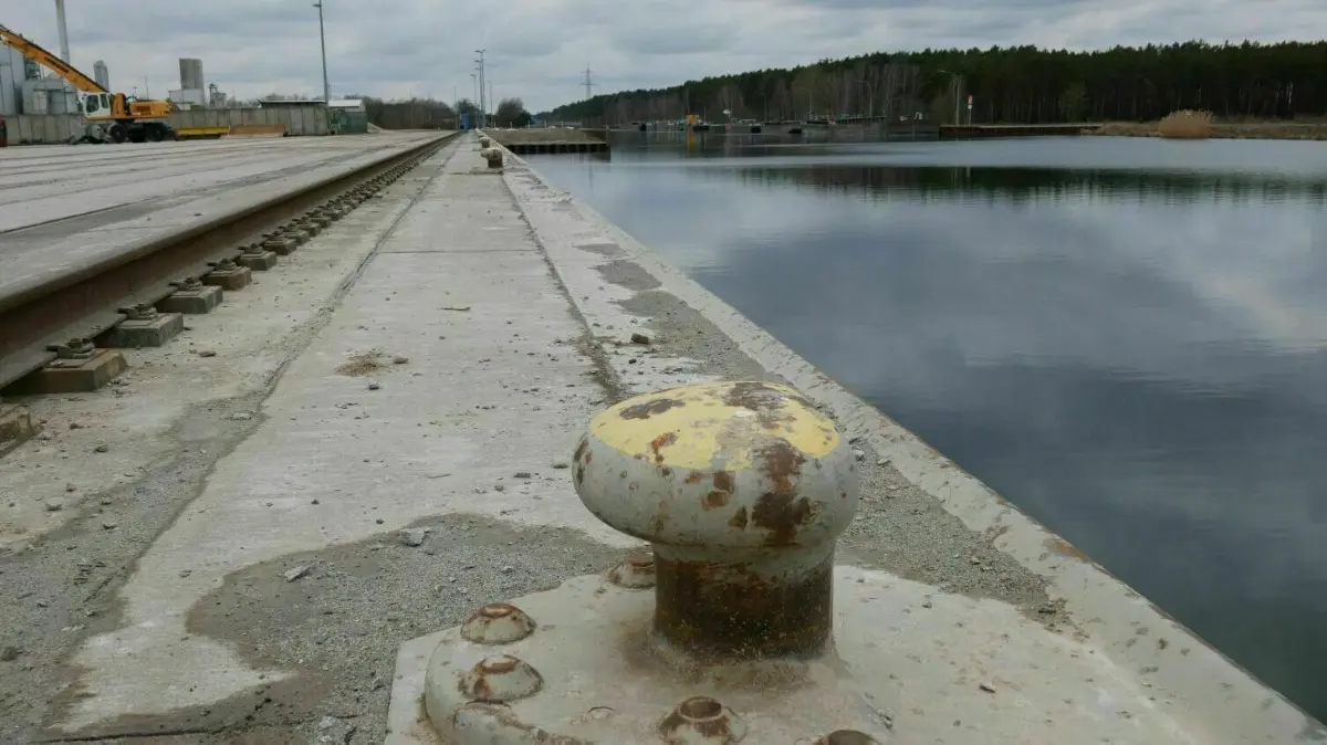 Der Hafen Eberswalde verfügt über eine Kailänge von 420 Meter. Insgesamt können im Hafenbecken sechs Großmotorgüterschiffe oder vier Schubverbände festmachen.
Der Hafen Eberswalde verfügt über eine Kailänge von 420 Meter. Insgesamt können im Hafenbecken sechs Großmotorgüterschiffe oder vier Schubverbände festmachen.