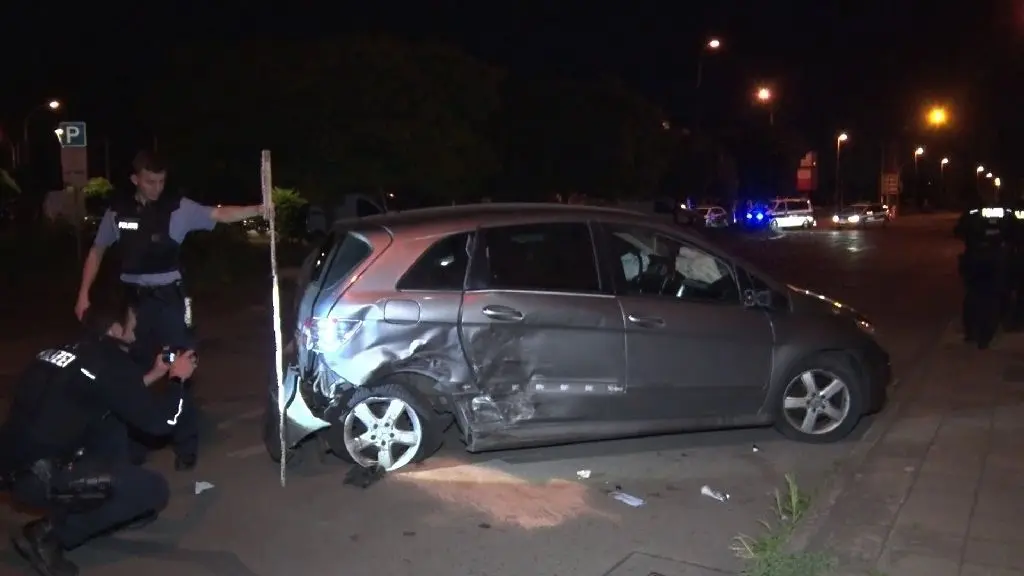 Die Insassen des Mercedes blieben unverletzt. Die Tacho-Nadel soll bei 100 km/h stehen geblieben sein.
