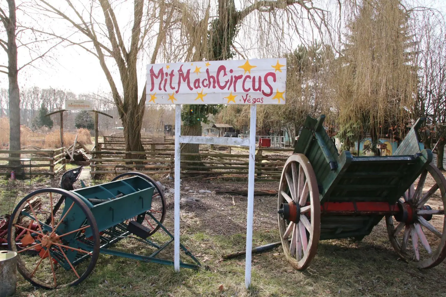 Ein Teil des Außengeländes ist noch erhalten, verschwindet allerding ebenfalls weitgehend.
