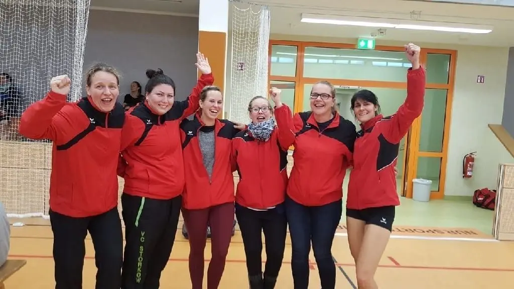 Die Frauen von Gastgeber VC Storkow I bejubeln ihren Sieg beim Turnier in der Softline-Arena. Sie setzten sich im Finale mit 2:1 Sätzen gegen den VV Frankfurt durch.
