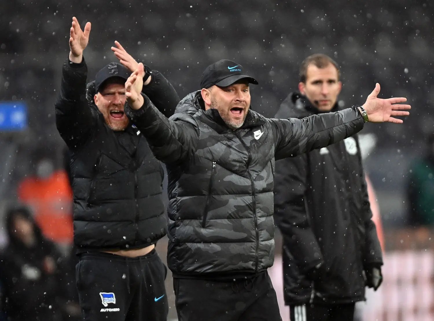 Bundesliga, Hertha BSC - FC Augsburg, 13. Spieltag im Olympiastadion. Herthas Cheftrainer Pal Dardai (M) und Co-Trainer Andreas Zecke Neuendorf (l) beschweren sich zum Ende des Spiels. Nun hat Hertha die Reißleine gezogen.