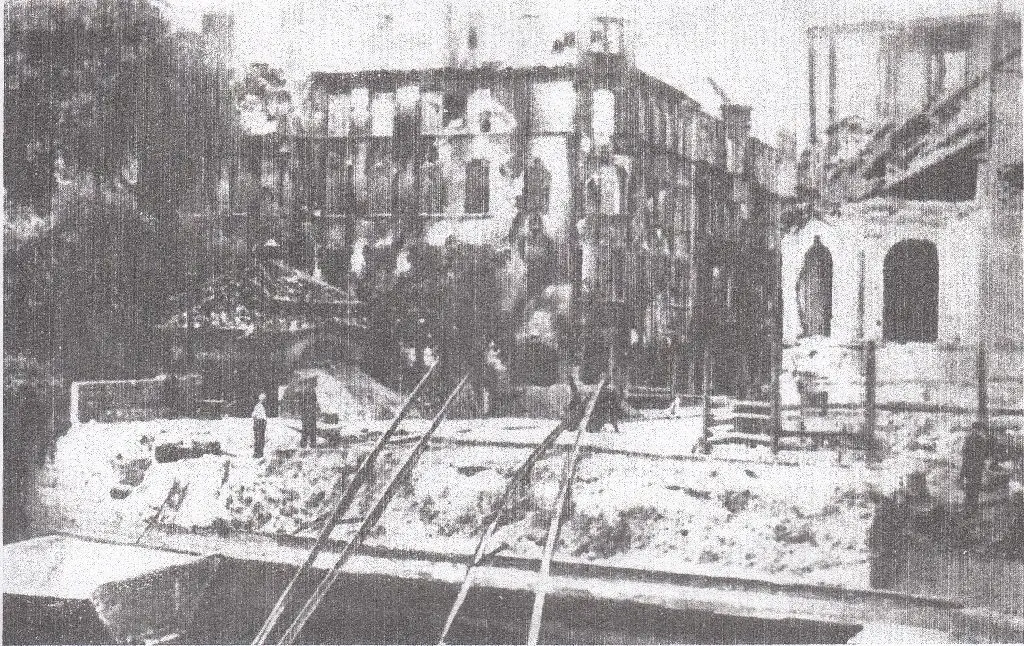 In Schutt und Asche wurden bei den Straßenkämpfen Ende April 1945 beispielsweise auch die Steintorbrücke (im Vordergrund) und die Jacobstraße gelegt.