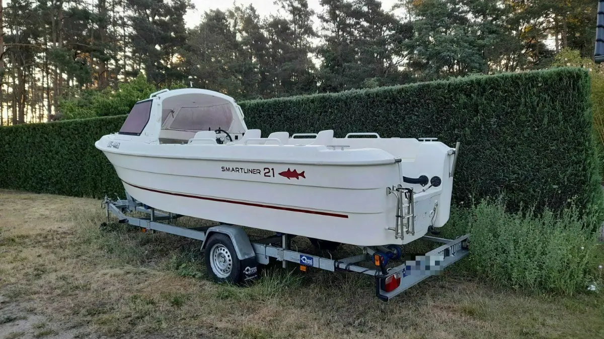 Einen Bootsmotor im Wert von 10.000 Euro haben Diebe von diesem Boot in Schönwalde gestohlen.
Einen Bootsmotor im Wert von 10.000 Euro haben Diebe von diesem Wasserfahrzeug in Schönwalde gestohlen. Der Besitzer hat eine Warnung für andere.
