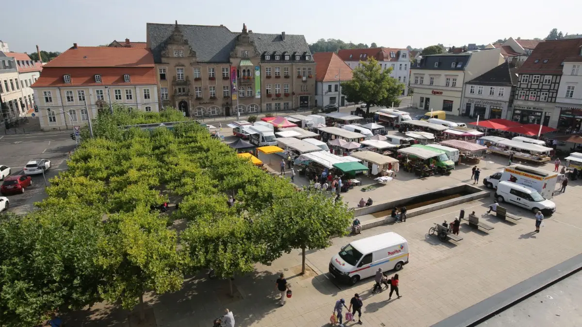 Eberswalder Marktplatz von oben: Am Sonntag nutzt die AfD den Platz als Bühne. Protest gegen Rechts hat das Bündnis Unteilbar angekündigt. Seine Gegenkundgebung findet in Sichtweite am Kirchhang statt.
MArktplatz Eberswalde 2020