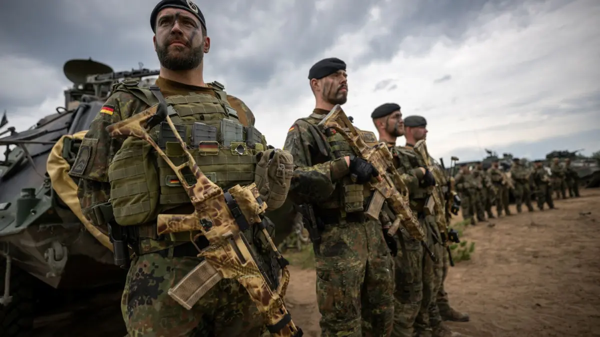 Um die Ausstattung der Bundeswehr gibt es Streit - auch vor Gericht.
ARCHIV - 07.06.2022, Litauen, Pabrade: Soldaten der Bundeswehr der NATO Enhanced Forward Presence Battle Group (eFP-Bataillon) stehen beim Besuch von Kanzler Scholz im Camp Adrian Rohn. Bundeskanzler Scholz (SPD) hatte Litauen zusätzliche militärische Unterstützung für die Verteidigung gegen einen möglichen russischen Angriff zugesagt. (Zu dpa "Merz warnt Russland vor Eskalation der Lage in Litauen") Foto: Michael Kappeler/dpa +++ dpa-Bildfunk +++
