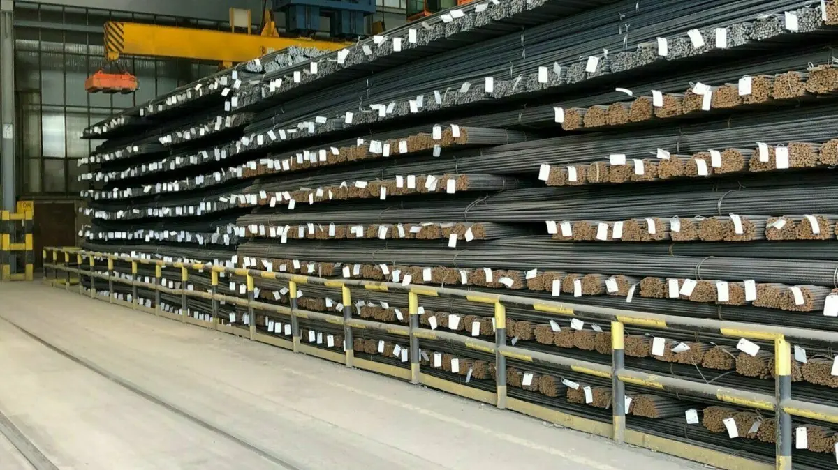 Die Lager bei Riva in Hennigsdorf sind zum Bersten voll. Derzeit ruht die Produktion. Helfen kann nur eine Frühjahrsbelebung im Bausektor.
Besuch Ministerpräsident Dietmar Woidke Stahlwerk Riva Hennigsdorf Geschäftsführer Lorenzo Riva Juni 2020