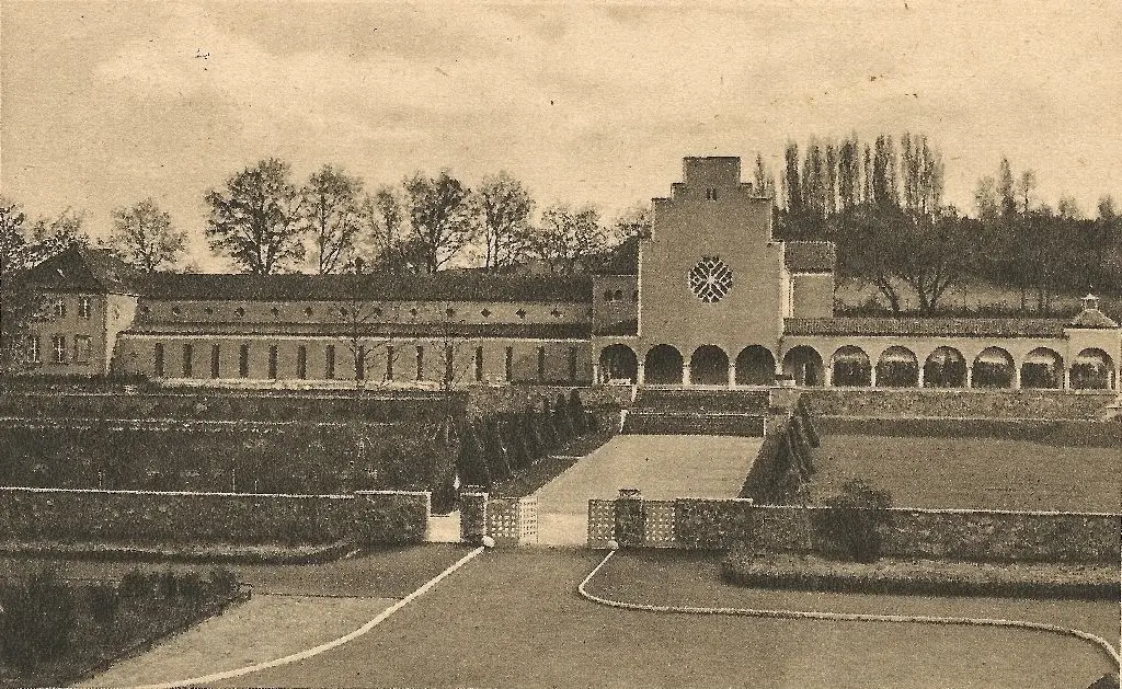 Das neue Krematorium samt Friedhof vom Haupteingang gesehen.