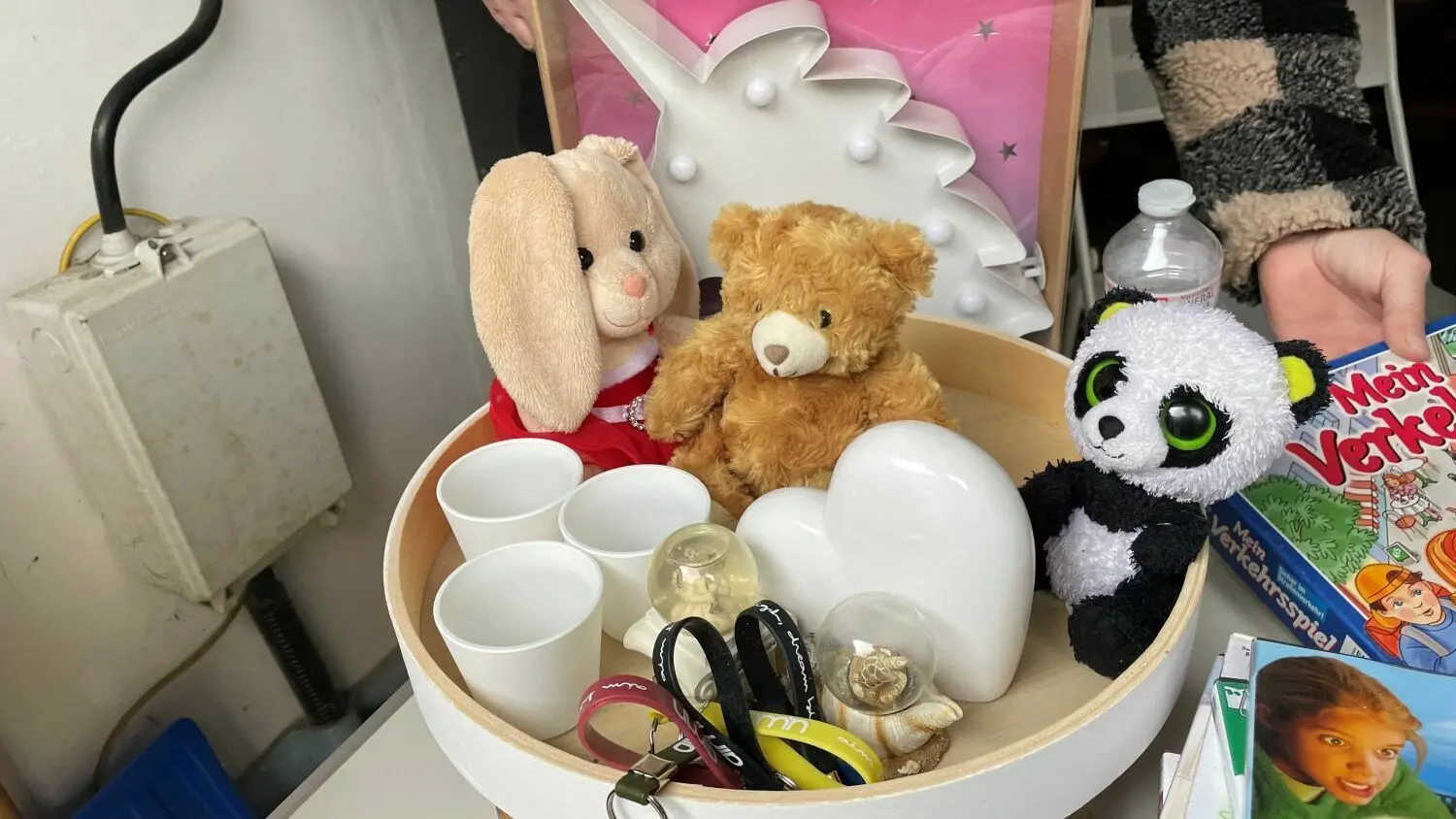 An Teddybären und anderen Plüschtieren fehlt es in den Garagen nicht beim Flohmarkt in der Gubener Vorstadt in Frankfurt (Oder).