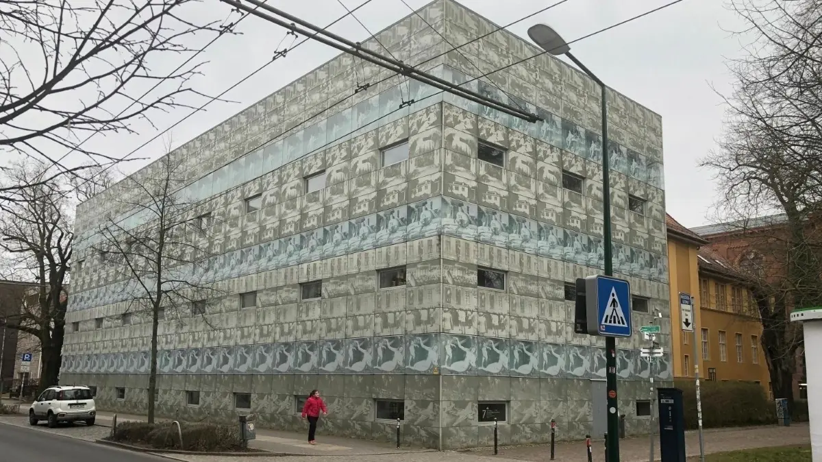 Blick auf die Bibliothek der Hochschule für Nachhaltige Entwicklung (HNEE) am Stadtcampus in Eberswalde. Viele Studenten kommen gezielt wegen der HNEE in die Stadt.
Blick auf die Hoschulbibliothek am Stadtcampus in Eberswalde