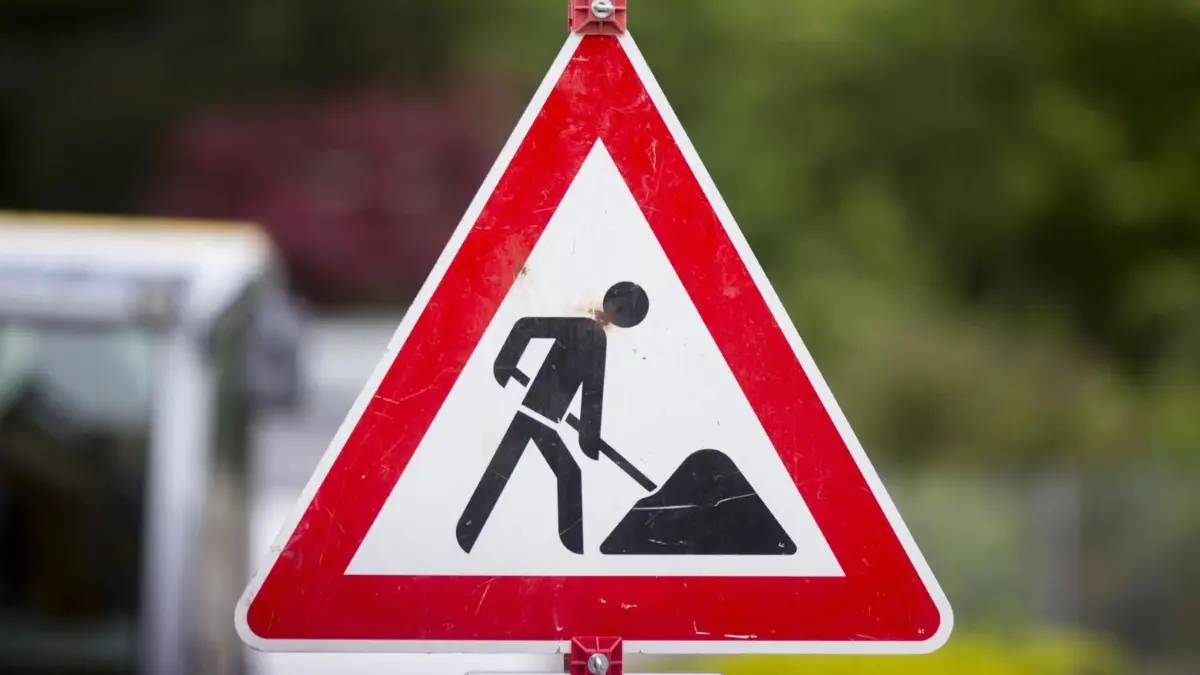 Baustelle auf der Wiblinger Allee in Ulm: Die Stadt hat für die Zeit der Vollsperrung eine Umleitung eingerichtet.
Baustellenschild