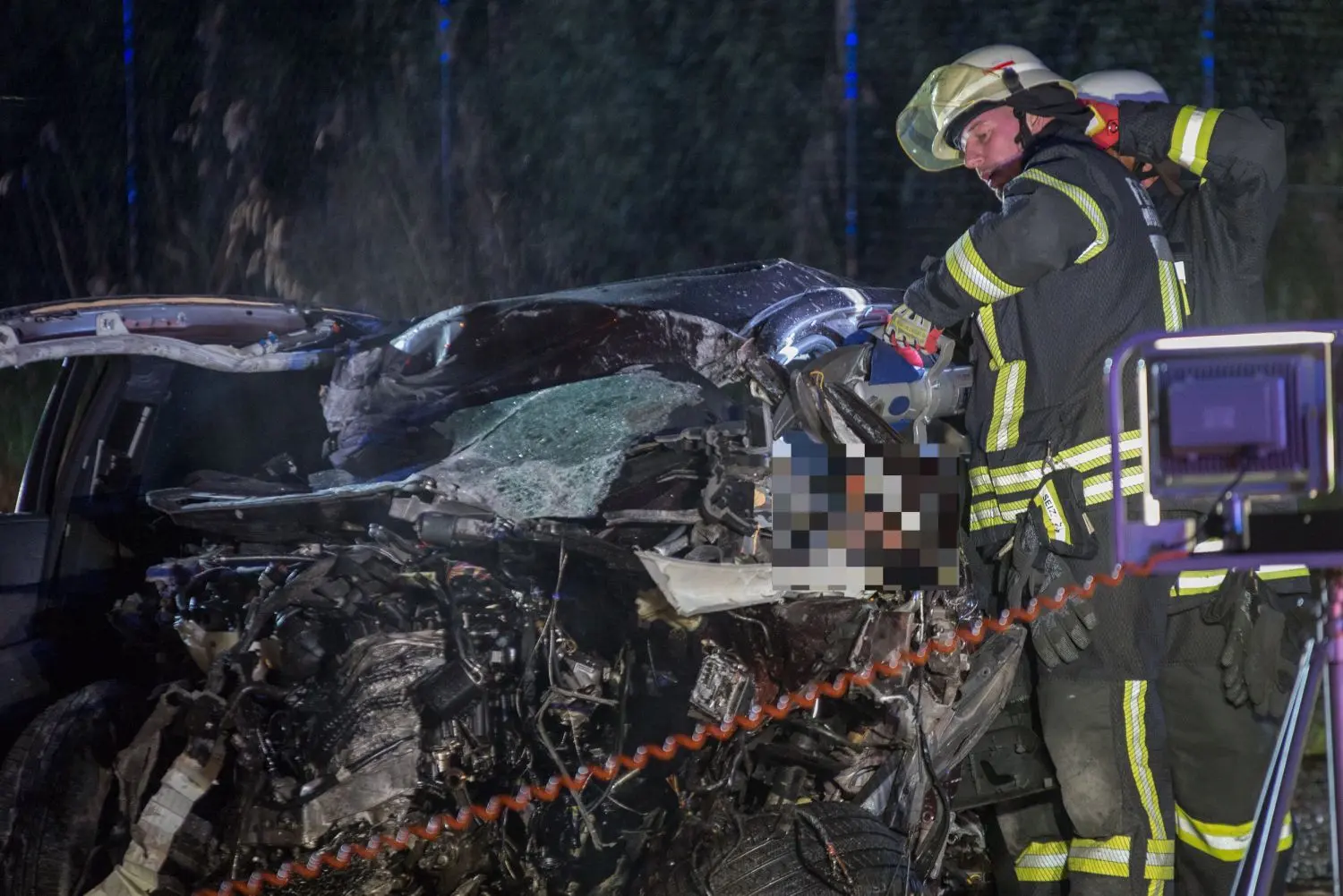 Einsatzkräfte der Feuerwehr mussten den Fahrer mit schwerem technischen Gerät aus dem Wrack befreien.