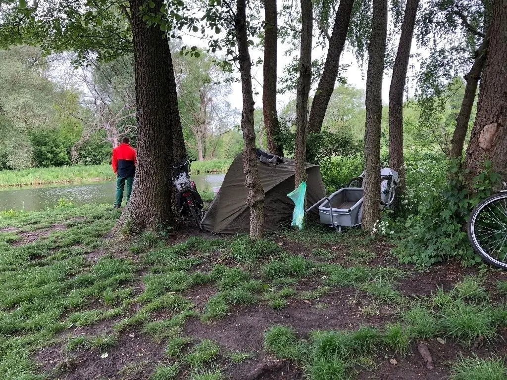 Ein Angler hat hier sein Zelt aufgebaut: Auf dem Privatgrundstück bleiben immer mehr Menschen länger, als sie sollten.