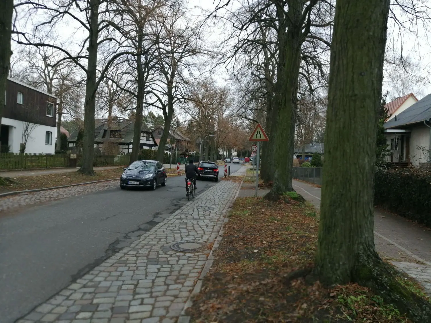 Zurzeit ist auf der Schildower Straße das Radfahrer unbequem und gefährlich. Das will die BI Offene Nachbarschaft ändern. Sie fordert einen sicheren Radweg und den Ausbau der Straße für Kraftfahrzeuge.