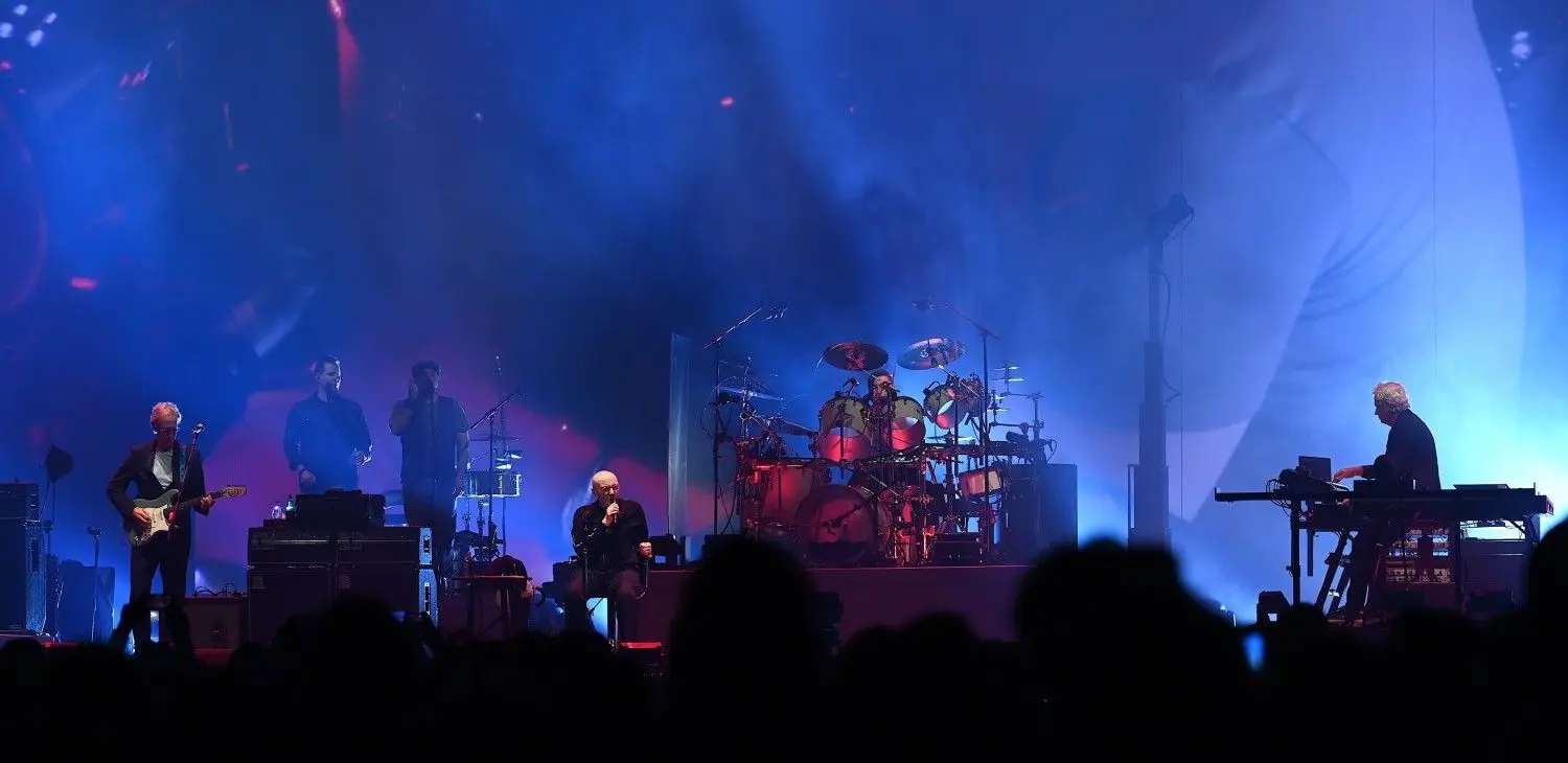 07.03.2022, Berlin: Die Musiker Mike Rutherford, Phil Collins und Tony Banks von der Band Genesis stehen in der Mercedes-Benz Arena auf der Bühne.