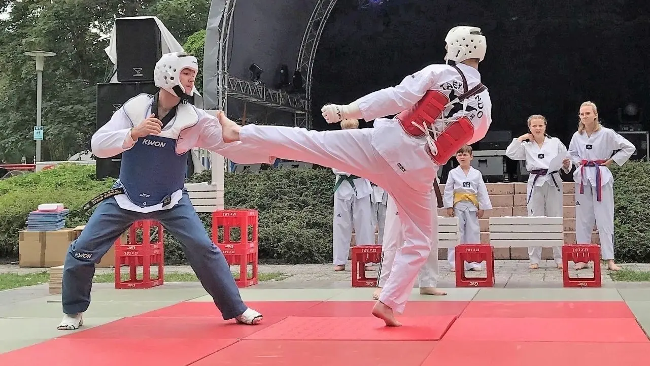 Im Kampfmodus: Mitglieder der Sportgruppe „Schlaubetalfighters“ aus Mixdorf führen auf der Freilichtbühne Kampftechniken vor.