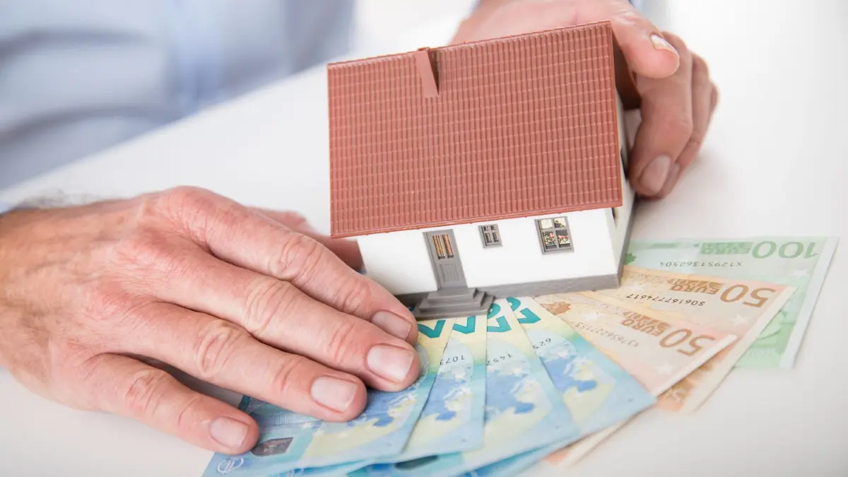 Auch wenn es im Regelfall nicht üblich war: Seit dem 1. April dürfen Immobilien-Geschäfte nicht mehr bar abgewickelt werden. Was bezweckt der Bund damit?
ILLUSTRATION - Wer im Alter seine Immobilie zu Geld machen will, muss sie nicht ganz normal verkaufen. Es gibt noch andere Möglichkeiten, bei denen das Haus weiter genutzt werden kann. Foto: Christin Klose/dpa-mag - Honorarfrei nur für Bezieher des Dienstes dpa-Magazin +++ dpa-Magazin +++
