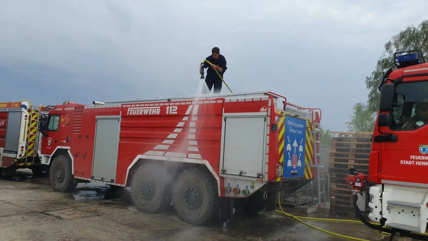 Wasser marsch! Der Tatra aus Birkenwerder wurde noch vor Ort grob gereinigt.
