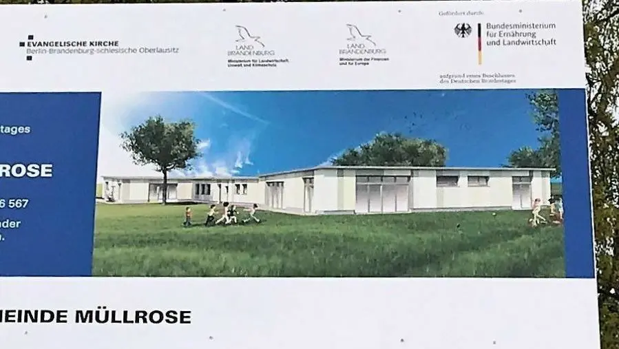 Baustellenschild: So soll der evangelische Kindergarten in Müllrose einmal aussehen.