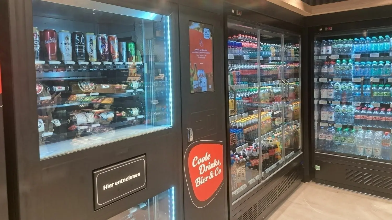 Alkohol und Zigaretten sind noch einmal extra in Automaten gesichert. Wer diese Produkte kaufen will, muss über die App eine Altersnachweis erbringen.