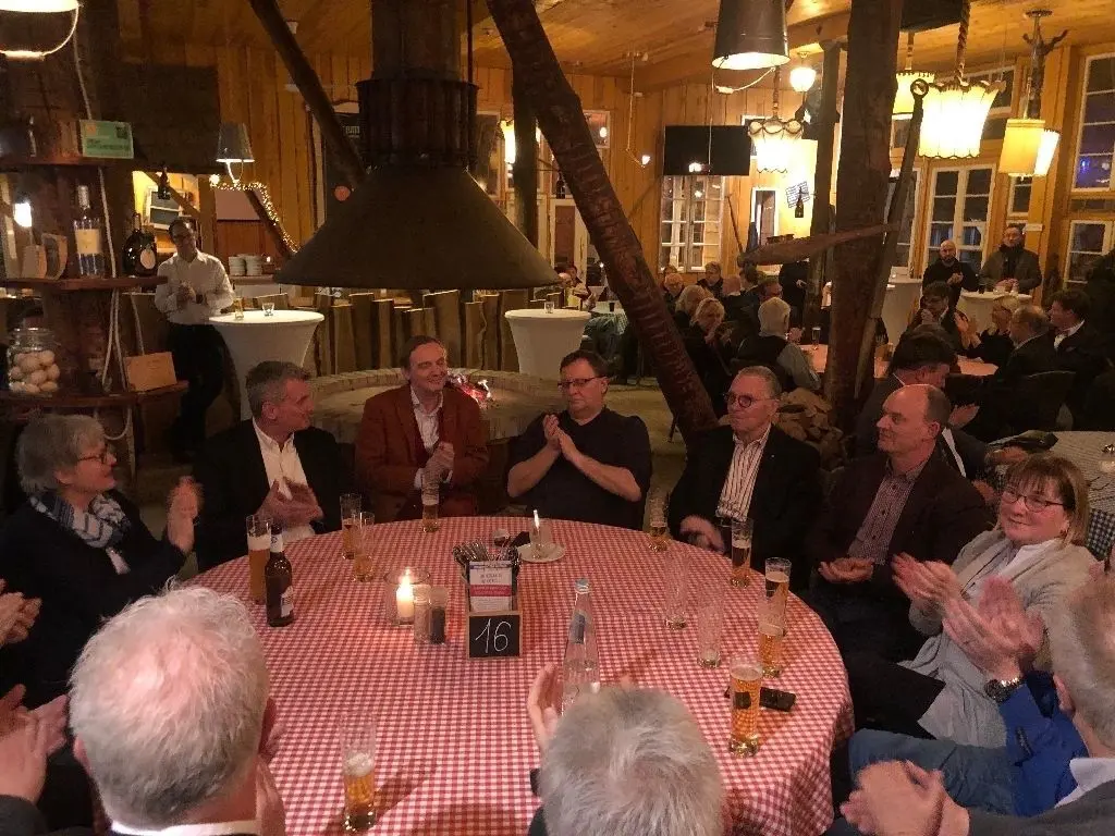 Rund 50 Parteifreunde kamen zum Spargelhof. Die Stimmung war allerdings nur mäßig. Die CDU-Basis wirkt irritiert und müde.