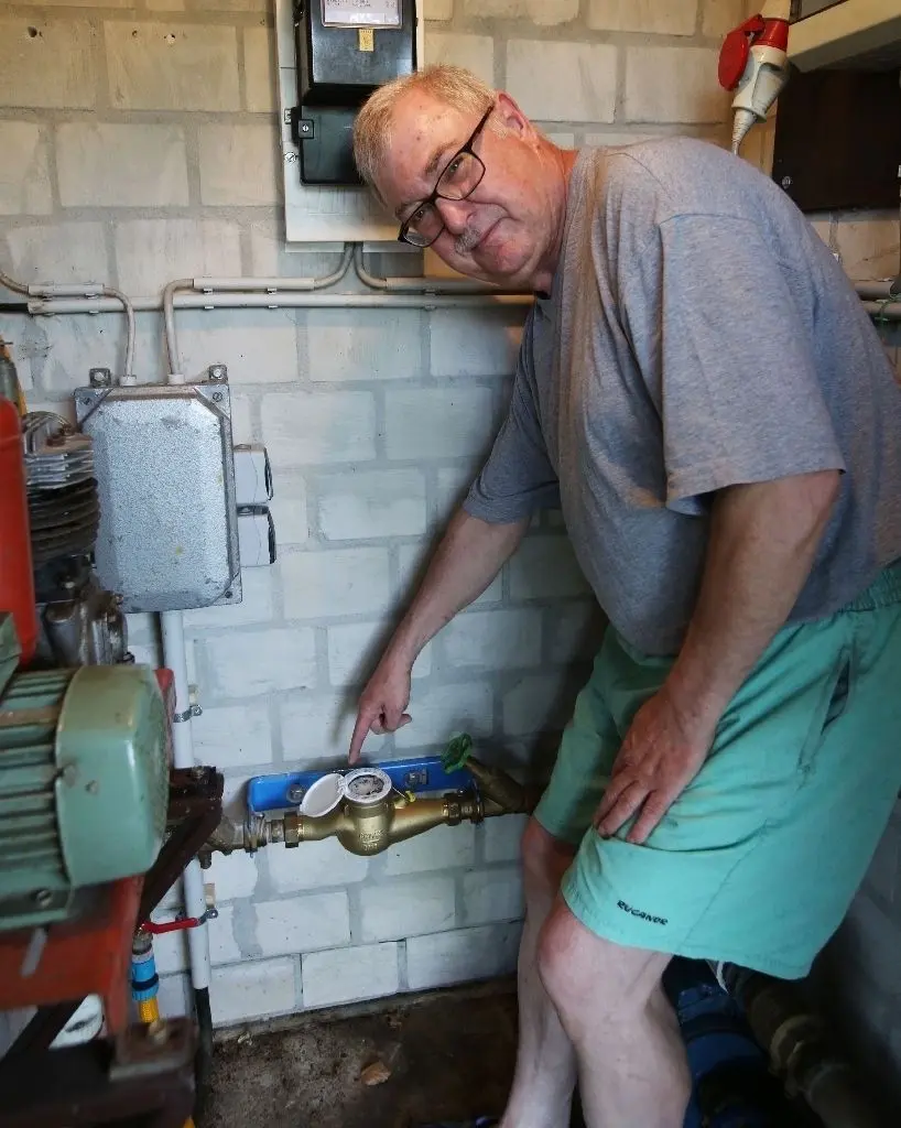Wasserzähler am Üdersee: Peter Graef zeigt das Messgerät.