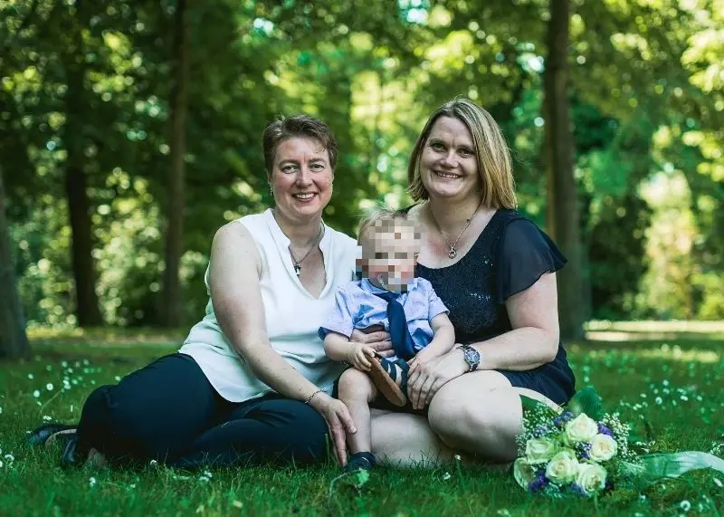 Nancy und Martina Engel zusammen mit ihrem heute dreijährigen Sohn. Er soll auf dem Foto nicht erkannt werden.
