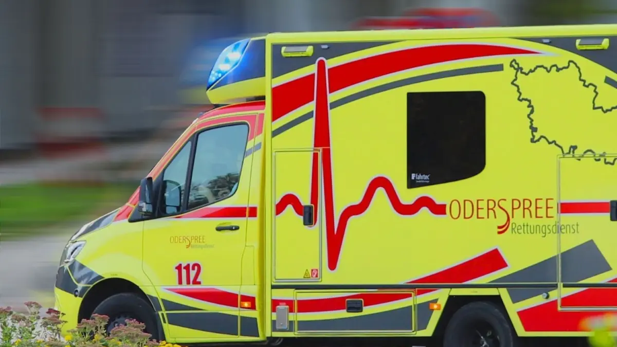 Dr. med. Marit Stange ist auch für Einsätze der in Bad Saarow stationierten Rettungswagen, kurz RTW, zuständig.
Ein Rettungswagen des Rettungsdienstes LOS fährt zu einem Notarzteinsatz nach Bad Saarow. Symbolfoto.