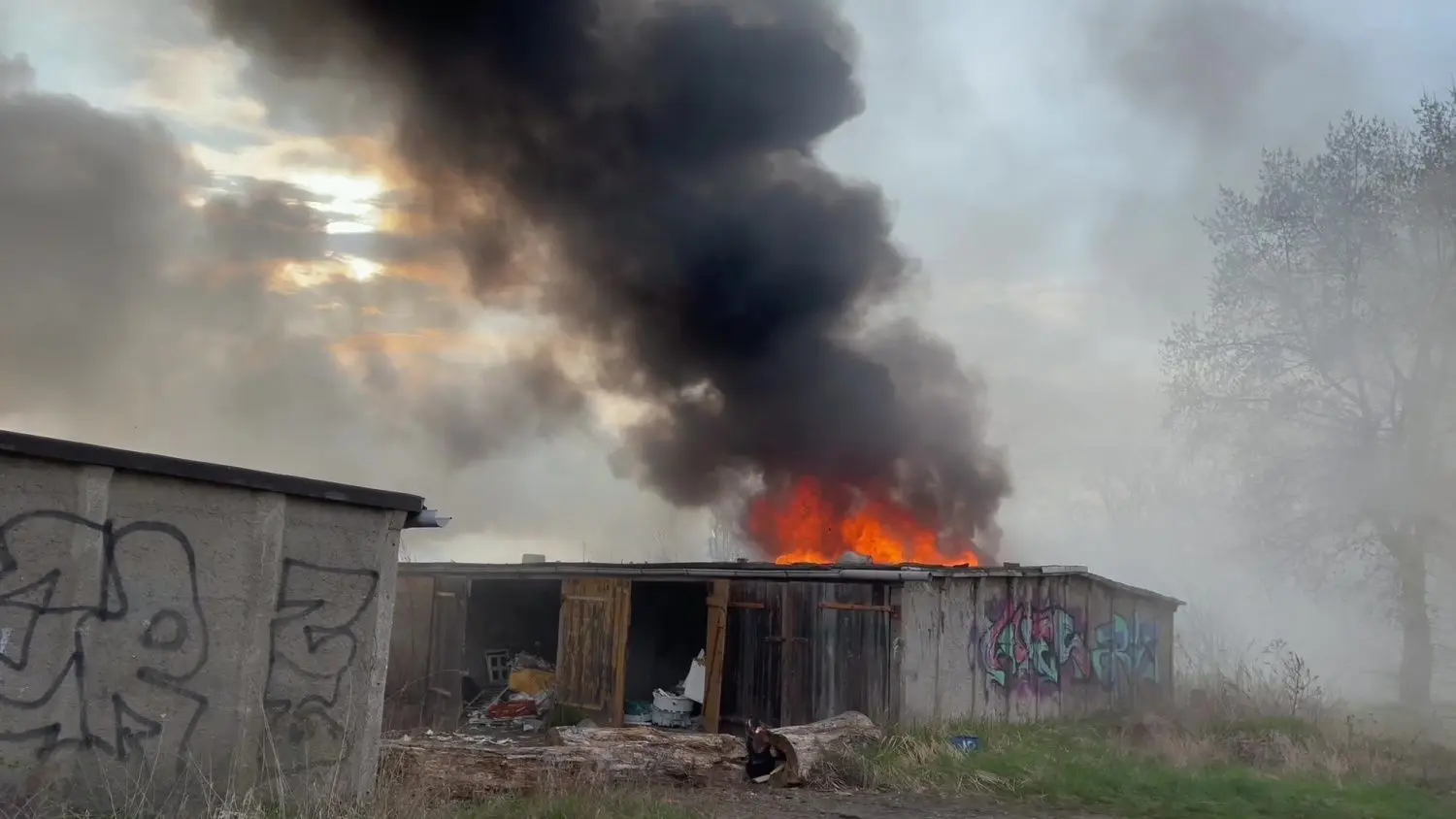 Feuer im Garagenkomplex in Brandenburg an der Havel.
