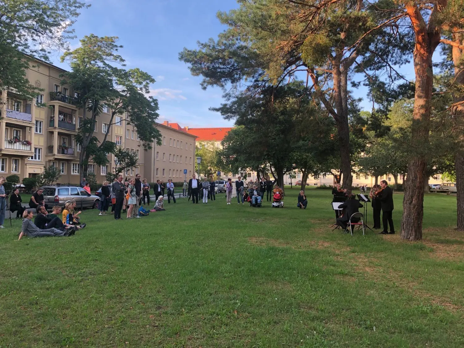 Öffentlicher Raum: Vor der Eröffnung der Ausstellung fand ein Wandel-Konzert in den Innenhöfen statt. In dem Symposion „Eisenhüttenstadt – zwischen Modell und Museum“ wurden Kunstprojekte und Ideen zur Stadt vorgestellt und diskutiert.