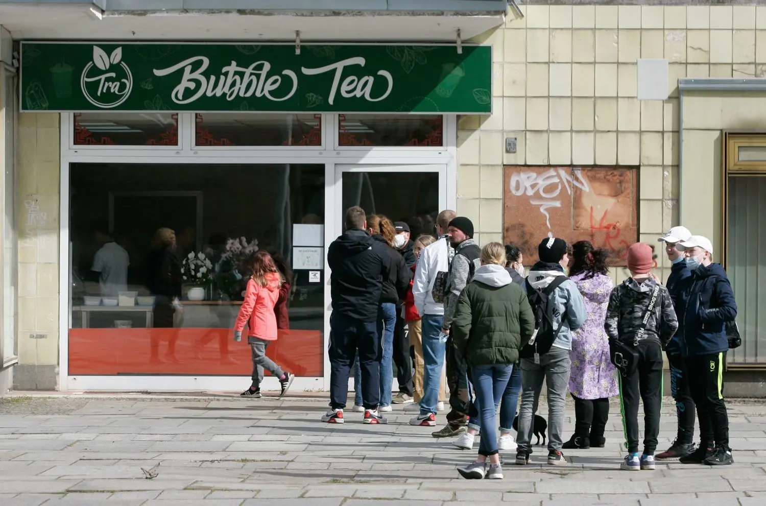 Seit drei Tagen gibt es Bubble Tea in der Lindenallee in Eisenhüttenstadt: Vor allem Jugendlich stehen Schlange.