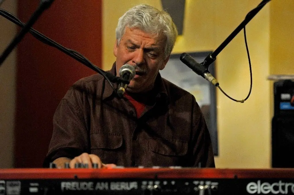 Anhaltende Freude am Beruf: Wolfram Bodag an Keyboards und Mikrofon in Aktion auf der Bühne.