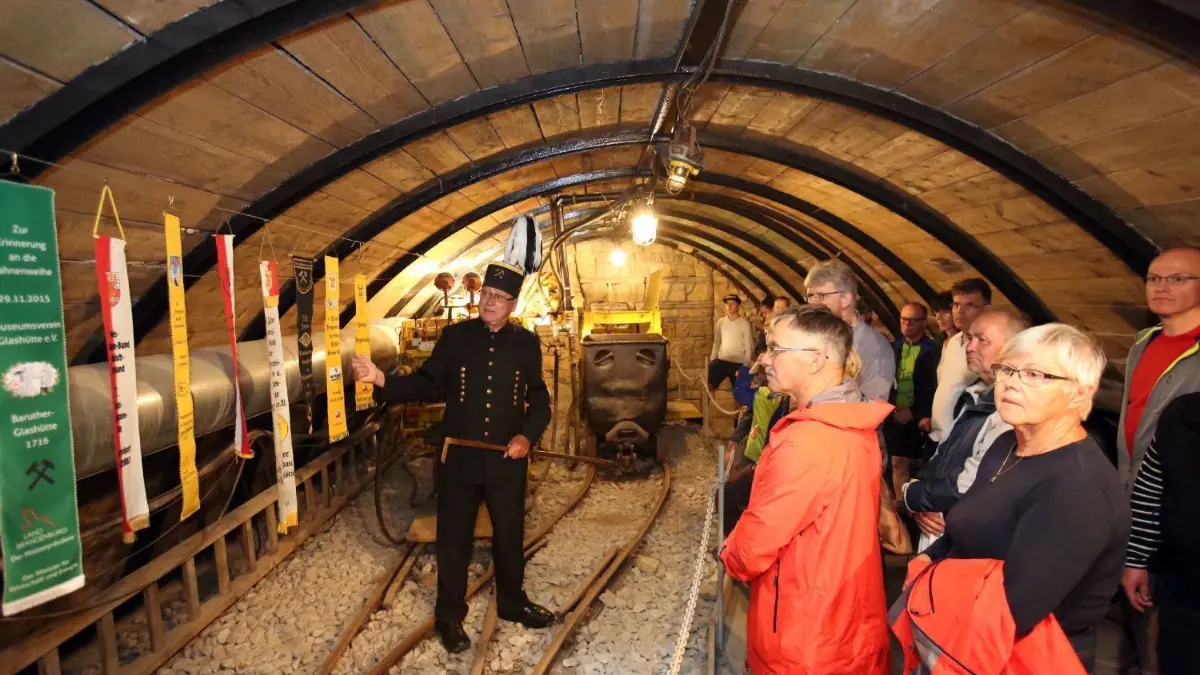 Platz für Gleise und Leute: Arnold Düring führt bei einem Bergfest in Bergmannsuniform eine Gruppe Gäste durch den Heinitztunnel.
010717 Bergfest Rüdersdorf, Arnold Düring führt eine Gruppe durch den Tunnel