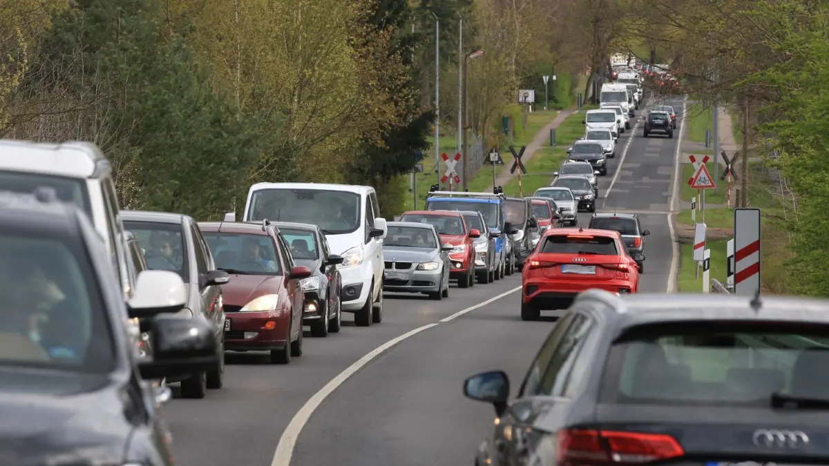 Stau auf der Coppistraße in Eberswalde wegen der Brückensperrung in Kupferhammer. Die Reparaturarbeiten haben endlich begonnen.
3.05.2021 Stau auf der Coppistraße in Eberswalde wegen Brückensperrung in Kupferhammer
