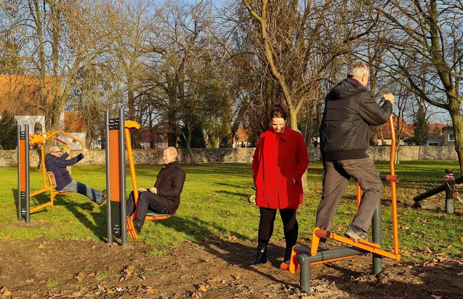 Es ist vollbracht...: An der Neutrebbiner Liebesinsel haben Bürgermeister Werner Mielenz,  Anke Gerhard-Krienelke  Helge Suhr v.l. vom Amt und Vize-Bürgermeister Mario Hirschbein (nicht im Bild) die neuen Spiel- und Fitnessgeräte übergeben.