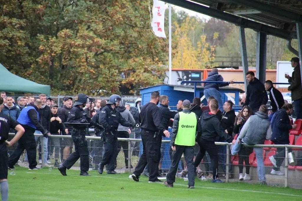 Die Polizei ging am Sonnabend mit Schlagstockeinsatz gegen Randalierer beim Spiel Oranienburger FC und SV Babelsberg 03 vor. Bereits zu Spielbeginn wurde Pyrotechnik gezündet. In der 61. Minute wurde das Spiel zwischenzeitlich unterbrochen. Am Ende siegte Babelsberg mit 0:3.
