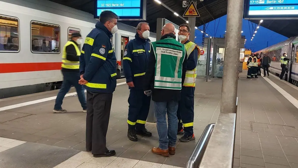 Sebastian Gold THW Landesbeauftragter für Berlin, Brandenburg, Sachsen-Anhalt, Gerd Friedsam, Präsident des THW, und Oberbürgermeister René Wilke mit Mark Langhammer, Ortsbeauftragter für Frankfurt (Oder) auf dem Bahnsteig (v.l.)