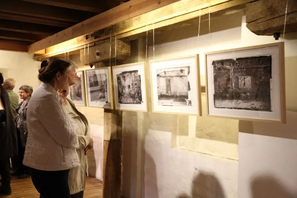 Blick auf alte Gemäuer: Die vielseitige Baukunst im Oderbruch, eingefangen durch die Grenzland-Fotografen, lockte schon bei der Vernissage viele Besucher in den Kunstspeicher Friedersdorf.