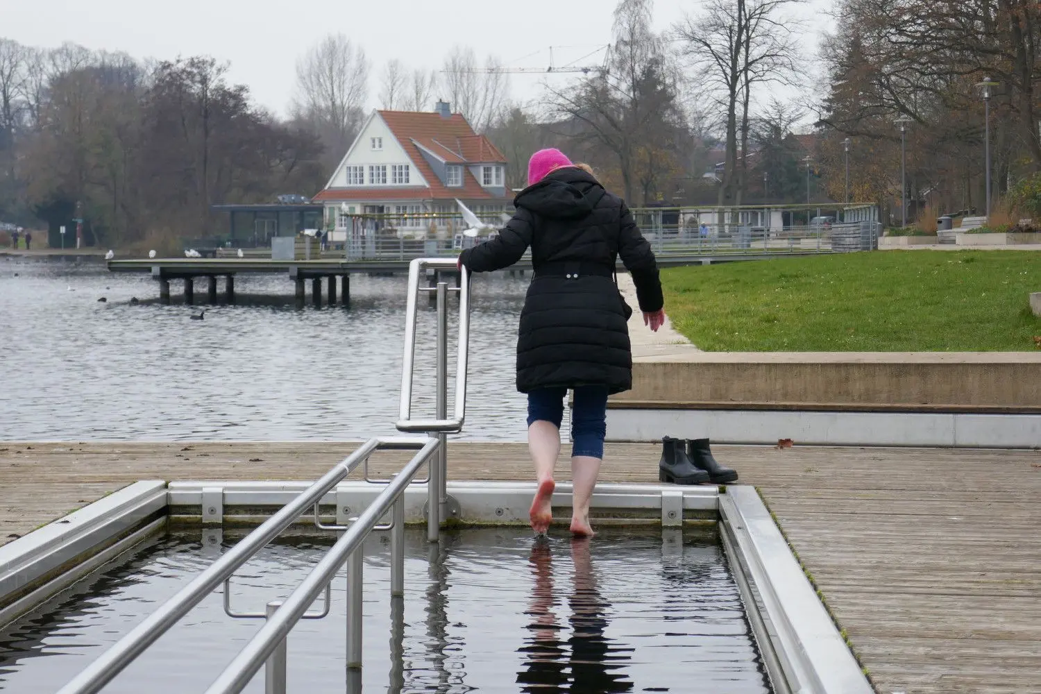 So geht es aber natürlich auch: Kaltes Wasser auf die müden Füße – Kneippianer schwören darauf.