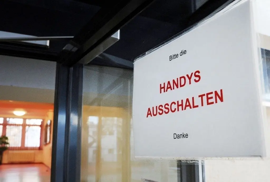 Die Regel an den meisten Schulen: Während des Unterrichts haben Handys lautlos oder ausgeschaltet zu sein.