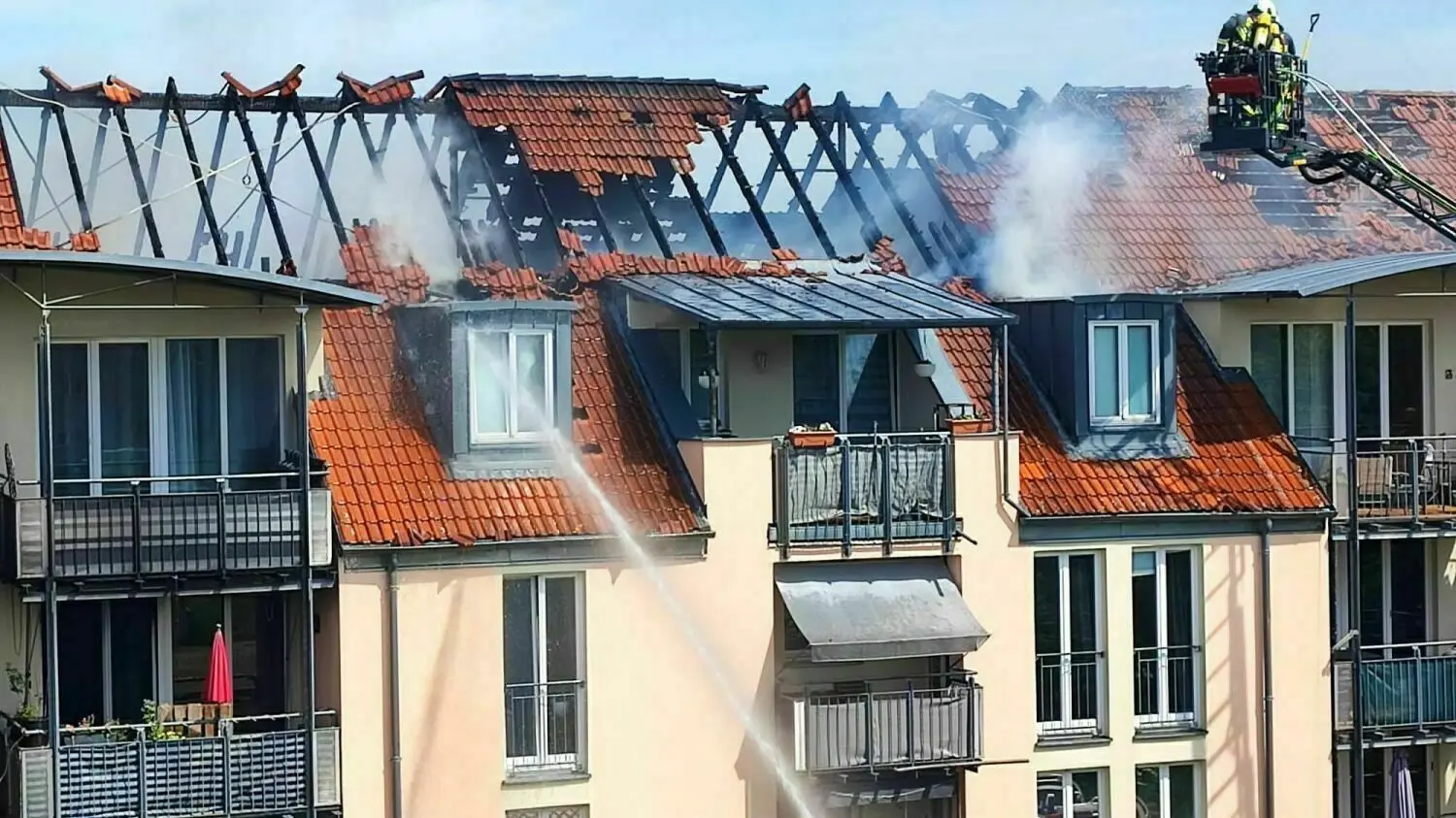 Nachdem am Mittwochmittag (31. Mai) ein Feuer in einer Wohnung in der Parkstadt von Velten ausgebrochen ist, haben sich die Flammen mittlerweile bis in die Dachgeschosse dreier Aufgänge des Wohnblocks gefressen.