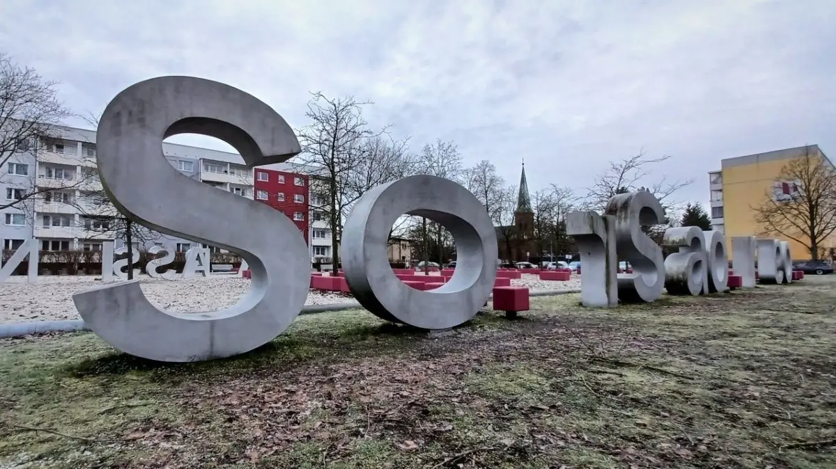 Geht es nach der CDU, entsteht die neue Kita in Oranienburg an der Berliner Straße – im Park, der an ein Friedrich-Wolf-Hörspiel erinnert.
Kunst im öffentlichen Raum nach Hörspiel von Friedrich Wolf "Krassin rettet Italia", letzter Funkspruch als Morsecode "SOS ... rao ... rao ... Foyn" an Berliner Straße Ecke Augustin-Sandtner-Straße in Oranienburg, wird als Kita-Standort diskutiert, Fotos vom 8.02.2024: Marco Winkler