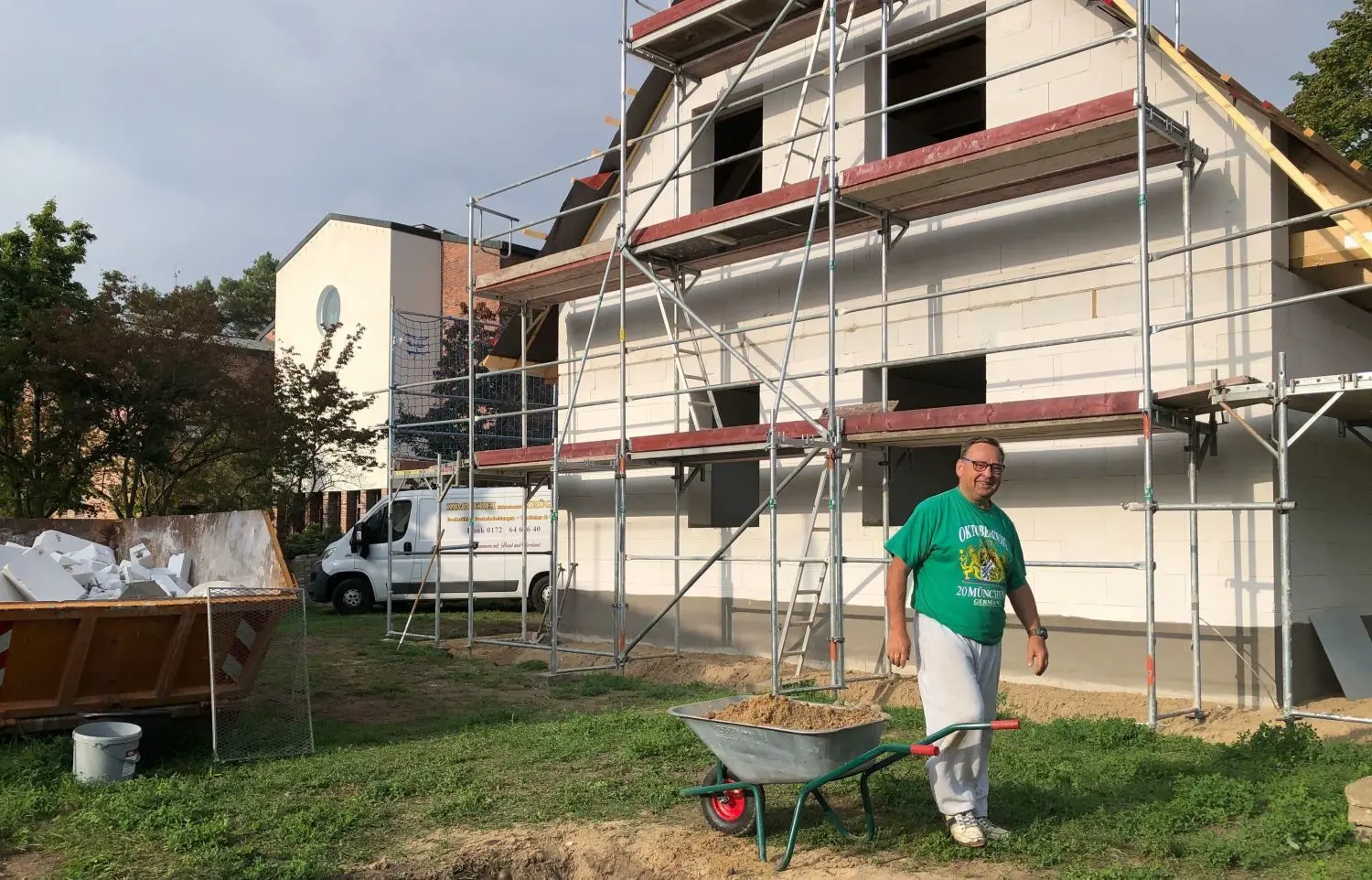 Peter Hoffmann (66 Jahre) lässt sich gerade ein Eigenheim in Eisenhüttenstadt bauen. Er arbeitet auf seinem Grundstück mit.