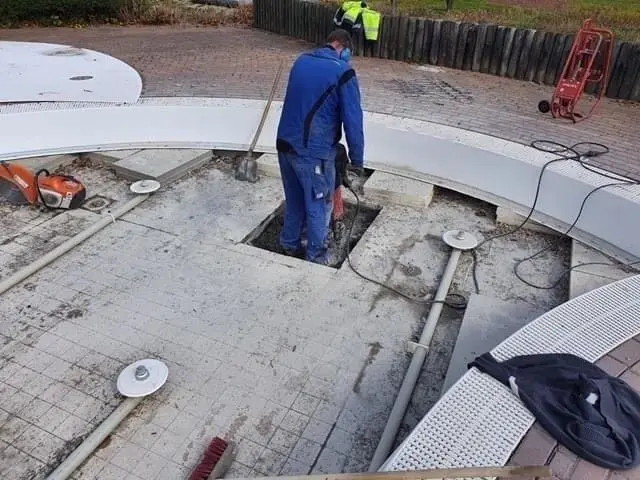 Im Kinderbecken im Außenbereich wird eine neue Ableitung gelegt, die ein bisheriges Problem lösen soll.