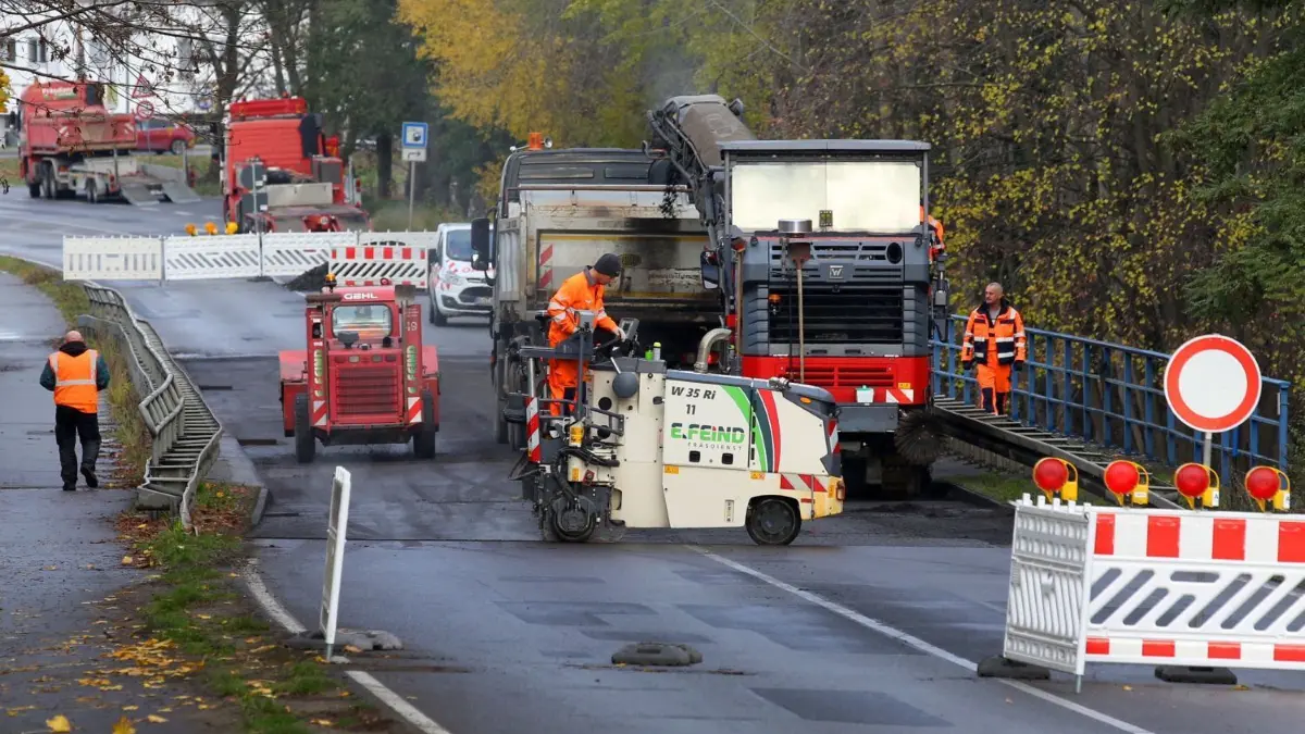 Im März wird die B167 überm Finowkanal in Finowfurt halbseitig gesperrt, im November repariert.
Vollsperrung der B 167 in Finowfurt. Die Brücke über den Finowkanal erhält eine neue Asphaltdeccke. 16.11.2020