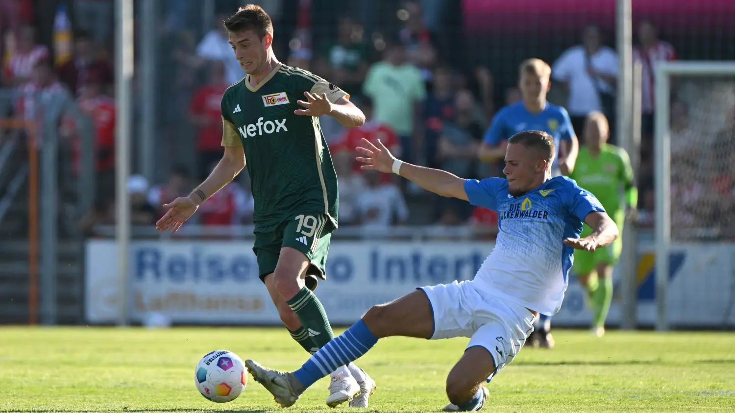 Im ersten Testspiel kam Union Berlin (hier Janik Haberer, links) am Mittwoch zu einem 2:0-Sieg beim Regionalligisten FSV Luckenwalde.