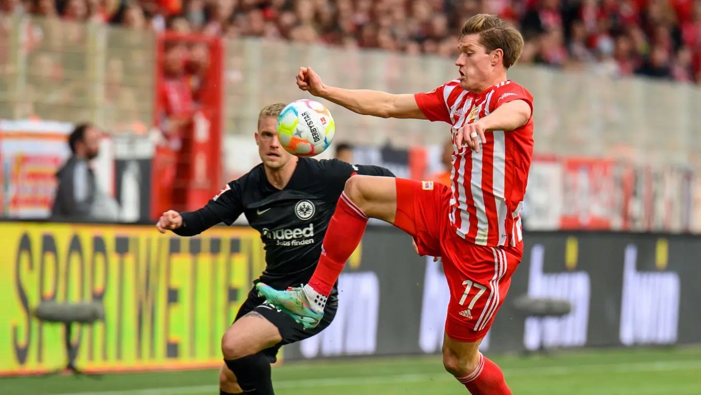 Kevin Behrens (rechts, im Zweikampf mit Philipp Max) gelang nach eineinhalb Monaten wieder ein Stürmertor für Union Berlin.