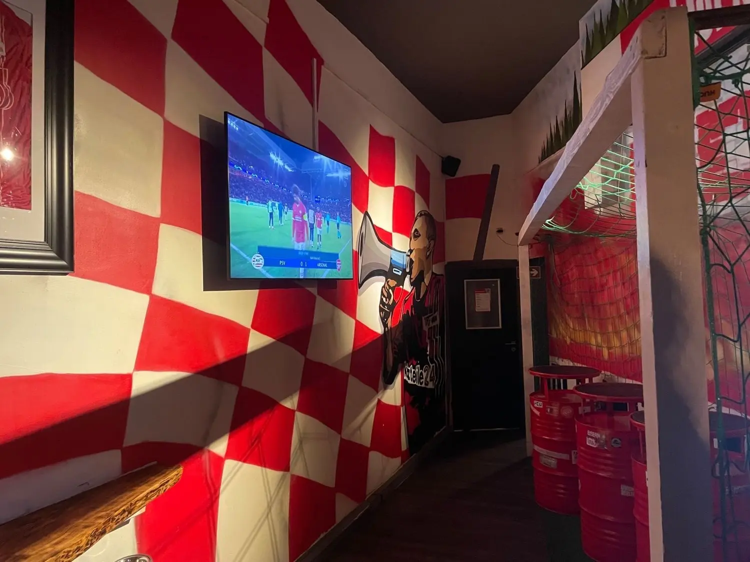 Das Fußballtor im Raum sorgt für den nötigen Fußballflair in der Union-Fankneipe.