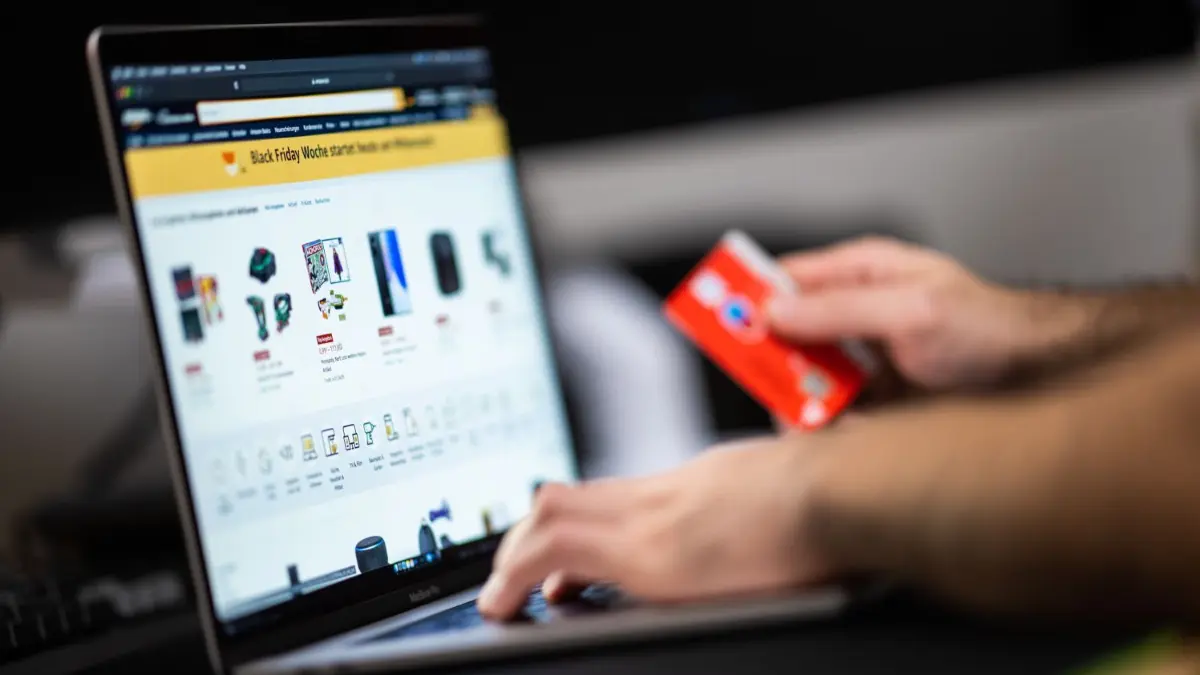 Die Bankkarte ist besonders schnell gezückt bei Black Friday-Angeboten auf Online-Shopping-Seiten und im Weihnachtsgeschäft. Bei jedem Internet-Einkauf werden sensible Daten übermittelt. Für Kriminelle ist das auch ein attraktives Geschäft.
ARCHIV - 18.11.2021, Niedersachsen, Oldenburg: Ein Mann mit einer Bankkarte in der Hand sitzt am Laptop und schaut sich die Black Friday Angebote auf der Online-Shopping-Seite von Amazon an. Bei Männern ist die Schnäppchenjagd an den Tagen rund um den Black Friday einer Umfrage zufolge deutlich beliebter als bei Frauen. (zu dpa «Umfrage: Männer beim Black Friday kauffreudiger als Frauen») Foto: Mohssen Assanimoghaddam/dpa +++ dpa-Bildfunk +++