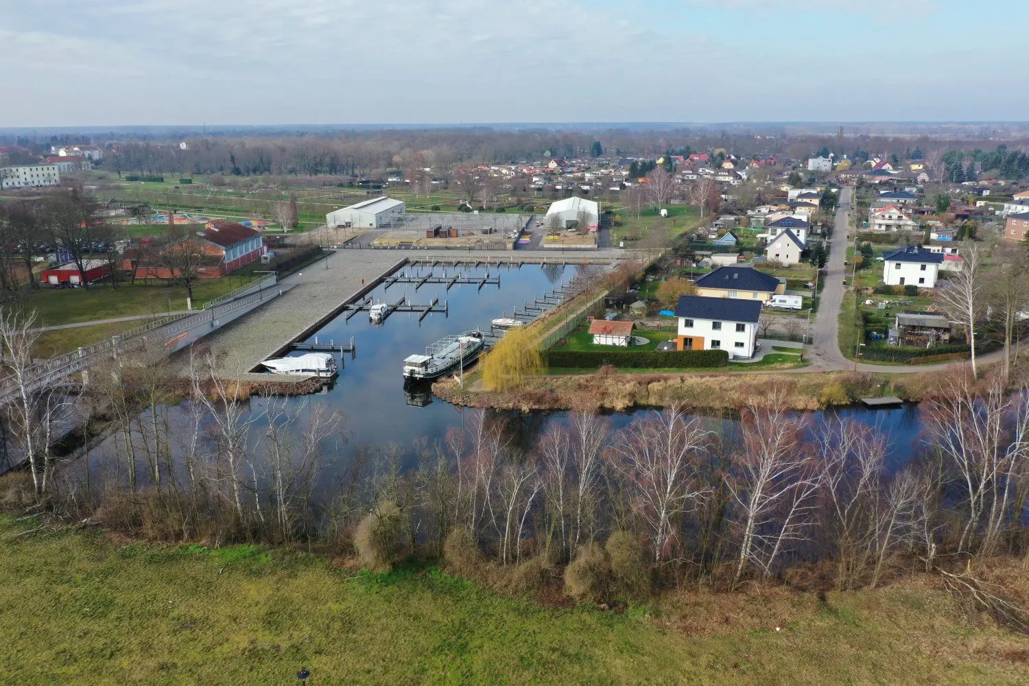 Blick von oben auf den Schlosshafen: Auf der gegenüberliegenden Havelseite soll die Brachfläche (unten im Bild) zum „Havelcamp“ werden. Für die Nutzung ist ebenfalls ein Bebauungsplan notwendig.