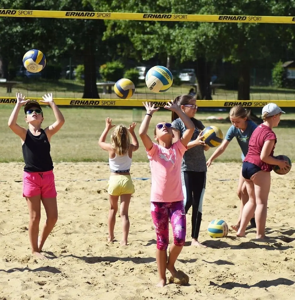 Stehen beim Beach-Camp am Wolletzsee natürlich im Mittelpunkt: Übungen mit dem Ball. Auch dabei sorgten die Übungsleiter über die Woche für viel Abwechslung.